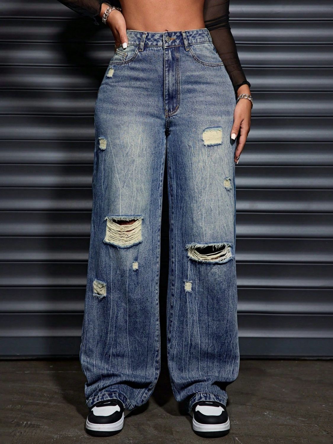 Distressed Wide Leg Jeans with Pockets Medium