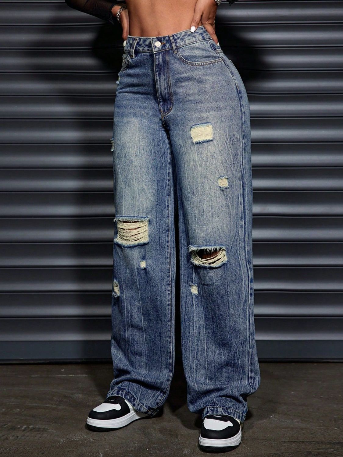 Distressed Wide Leg Jeans with Pockets