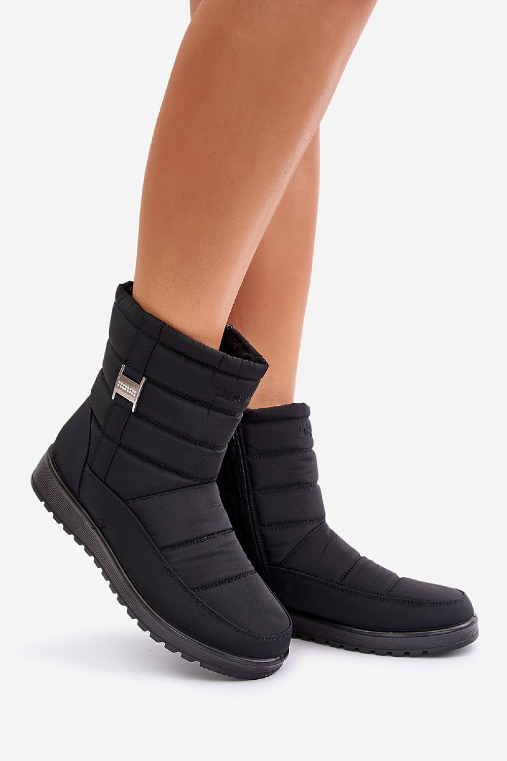 Women Black zip up snow boots 