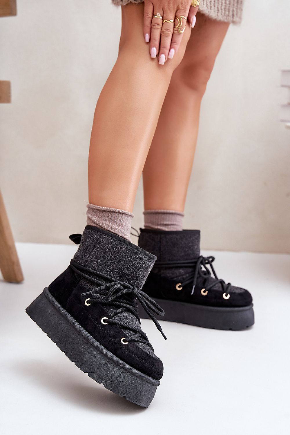 Step in style Stylish platform snow boots black