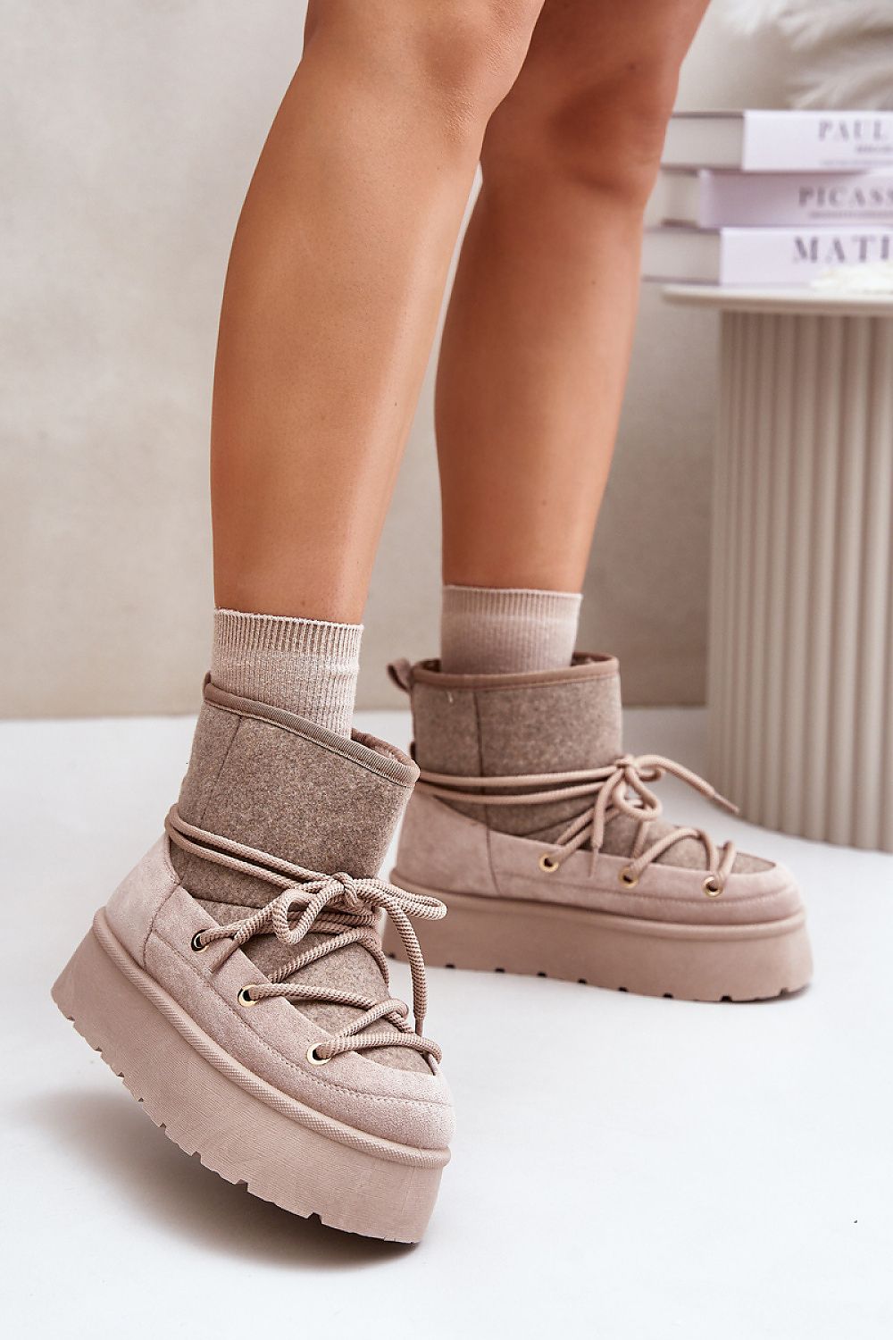 Step in style Stylish platform snow boots beige