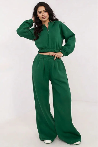 Comfortable and stylish women's tracksuit green EU one-size-fits-all | US one-size